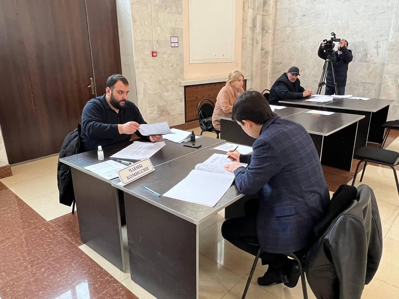 Председатель комитета по государственным закупкам Республики Дагестан  Азер Русланович проголосовал на выборах Президента России
