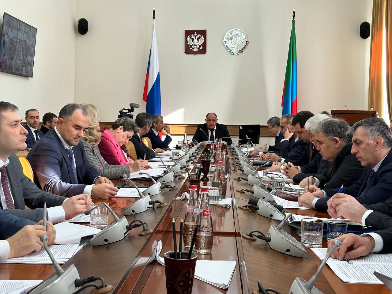 В эти минуты Председатель Правительства РД Абдулмуслим Абдулмуслимов проводит заседание Оперативного штаба по обеспечению устойчивости развития экономики в условиях внешних факторов.