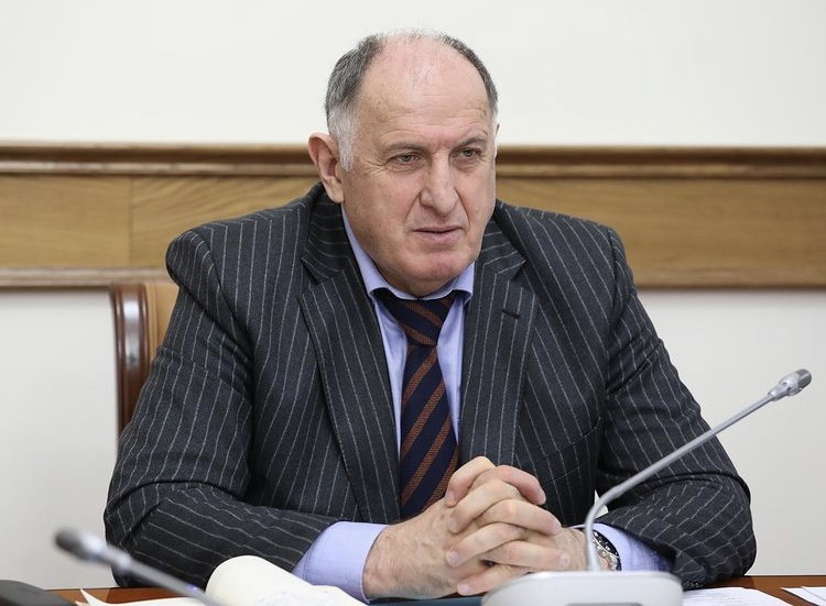 Уважаемый Абдулмуслим Мухудинович! От имени Комитета по государственным закупкам и от меня лично примите самые искренние поздравления с избранием Вас на должность Председателя Правительства Республики Дагестан.