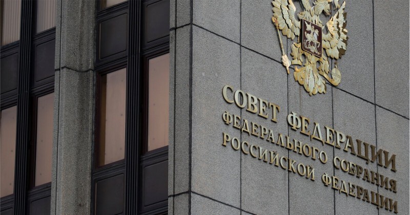 Сенаторы на заседании в среду одобрили поправки в действующее законодательство, направленные на поддержку заказчиков и участников госзакупок в условиях санкционного давления.